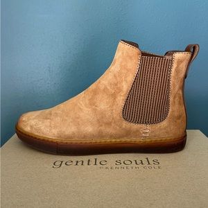 Gentle Souls by KENNETH COLE suede Nyle Chelsea boots, size 8.5, brand new.
